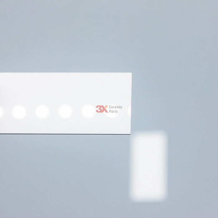 厚度分别为 0.3mm、0.5mm 和 1mm 的氧化锆陶瓷薄片